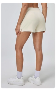 Détail du short de sport taille haute pour femme en blanc crème avec fente latérale flexible