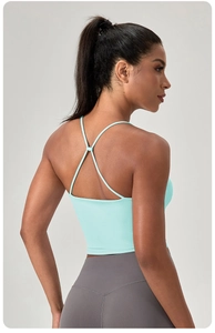 Dettaglio del top da yoga verde menta con spalline incrociate sul retro e orlo elastico