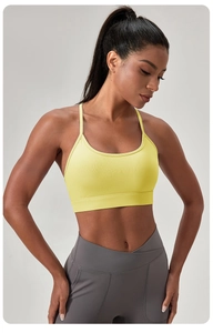 Détail de la brassière jaune côtelée et du legging gris avec taille en V croisée