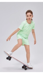 Completo sportivo verde menta per bambini con t-shirt traspirante e pantaloncini casual