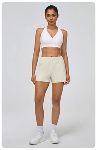 Détail du short de yoga taille haute beige en tissu athlétique respirant et extensible