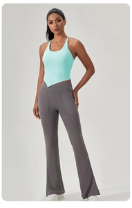 Dettaglio canotta yoga asimmetrica verde menta e leggings a zampa grigi con tasche laterali