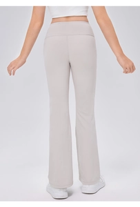 Detailansicht der High-Waist-Schlaghose mit V-förmiger Rückennaht und eng anliegendem Schnitt