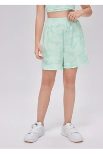 Dettaglio dei pantaloncini sportivi mimetici verde menta traspiranti per bambini