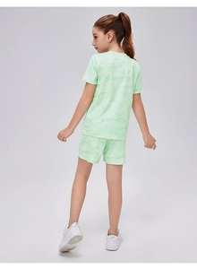 Dettaglio del set sportivo mimetico verde chiaro traspirante per bambina con t-shirt e shorts