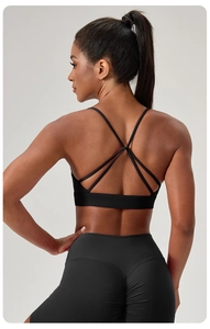 Détail des bretelles croisées du soutien-gorge de sport noir pour yoga et fitness
