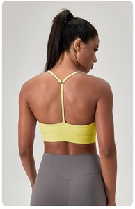 Détail du soutien-gorge de sport jaune avec fines bretelles réglables en Y et dos nageur