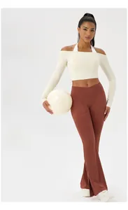 Détail du pantalon de yoga évasé à taille croisée et haut à épaules dénudées avec ballon