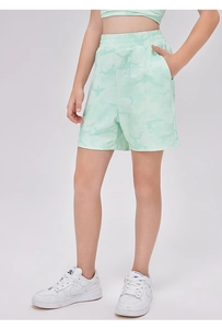 Dettaglio del set sportivo per bambini con canotta e pantaloncini in verde menta marmorizzato