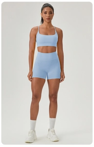 Ensemble de yoga bleu clair sans couture avec brassière col carré et short taille haute