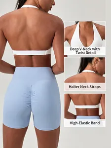 Ensemble de yoga deux pièces avec brassière dos nu blanche et short bleu froncé taille haute