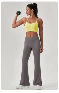 Détail du pantalon de yoga évasé à taille en V et brassière de sport jaune