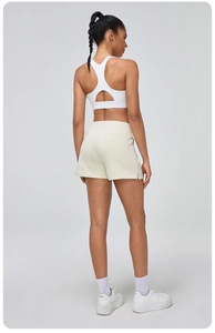 Vue détaillée du short de sport respirant à taille haute avec fente latérale