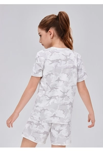 Détail d'un ensemble sport camouflage pour enfants en tissu respirant à séchage rapide