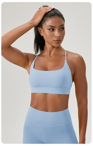 Gros plan du tissu du soutien-gorge de yoga bleu clair avec coutures ergonomiques respirantes