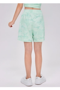 Vista posteriore dei pantaloncini sportivi bambini mimetici verde menta con elastico