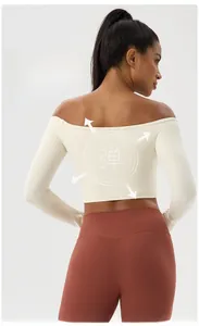 Détail du tissu extensible du haut de yoga à épaules dénudées et du legging