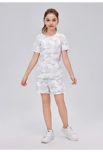 Détail de l'ensemble de sport respirant pour enfants avec motif camouflage gris
