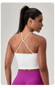 Vista dettagliata del retro del top yoga bianco con eleganti spalline incrociate