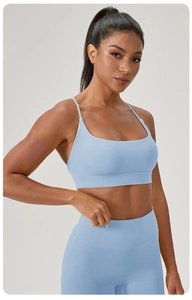 Détail d'un soutien-gorge de sport bleu clair et d'un legging de yoga à taille haute