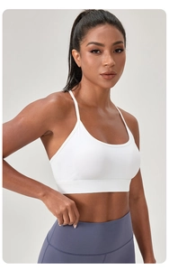 Gros plan du soutien-gorge de sport blanc à bretelles en Y avec tissu respirant anti-humidité
