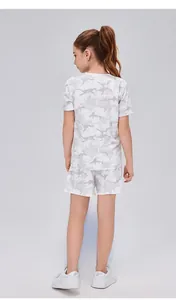 Vue arrière d'un ensemble de sport camouflage respirant à manches courtes enfant
