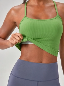 Top da yoga a costine verde da donna con imbottitura interna e leggings viola scuro