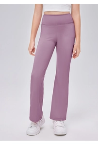 Detail der lila ausgestellten Mädchen-Yogahose mit hoher Taille und atmungsaktivem Stoff