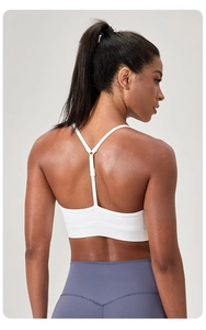 Vue arrière du soutien-gorge de sport blanc avec bretelles en Y et boucles réglables