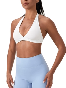 Ensemble de yoga avec brassière de sport blanche dos nu et legging taille haute bleu