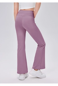 Detailansicht der lila Schlag-Yogahose mit hoher Taille und V-Naht für den Push-up-Effekt