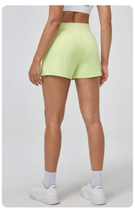 Détail du short de yoga vert clair à taille haute avec couture en V pour l'ajustement