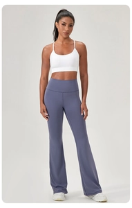 Détail des bretelles en Y et du pantalon de yoga évasé à taille haute de l'ensemble