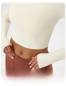 Détail du haut de sport court à manches longues et du pantalon de yoga taille haute