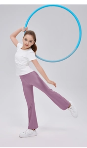 Detailaufnahme der atmungsaktiven lila Mädchen-Yoga-Schlaghose mit elastischem Hochbund