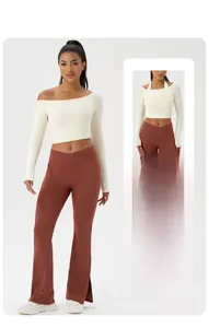 Détail du haut de sport à épaules dénudées blanc cassé et du pantalon yoga évasé