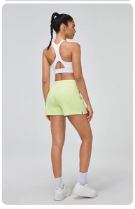 Détail du short de sport taille haute vert fluo avec brassière à dos découpé
