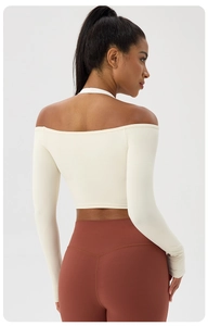 Vue arrière du haut de yoga court épaules nues et legging taille haute rouge rouille sport