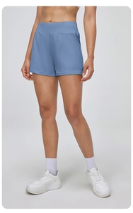 Gros plan sur le short de yoga bleu brume avec taille haute et coutures verticales