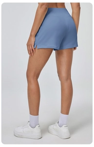 Vue arrière du short de yoga bleu brume à taille haute avec fentes pour la liberté de mouvement
