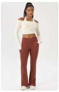 Détail de la taille haute croisée en V et poches latérales du pantalon de yoga