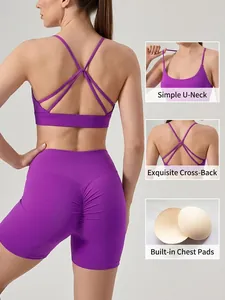 Ensemble yoga violet avec soutien-gorge dos croisé et short taille haute pour le sport
