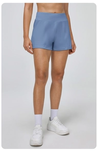 Détail du short de yoga taille haute bleu brume avec coutures affinantes pour sport