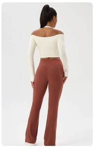 Gros plan du pantalon de yoga taille haute avec couture en V pour un effet galbant optimal