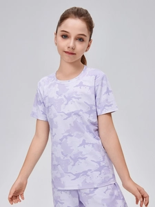 Ensemble de sport enfant avec t-shirt et short respirant à motif camouflage violet