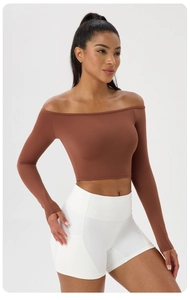 Détail du haut de yoga marron foncé à épaules dénudées en tissu élastique doux