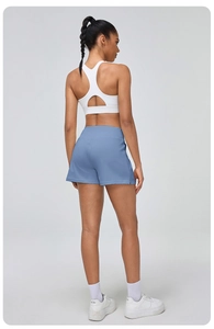 Vue détaillée du short de yoga taille haute bleu poudré avec fentes sur les côtés