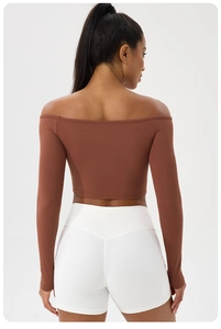 Vue arrière d'un crop top de yoga à manches longues et épaules dénudées marron rétro