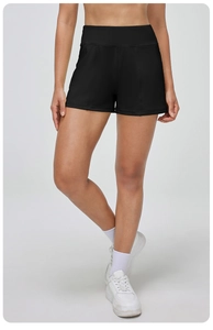 Détail de la taille haute large sur le short de yoga athlétique noir pour femme