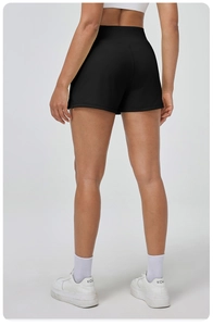 Vue arrière du short de fitness noir à taille haute montrant l'effet galbant